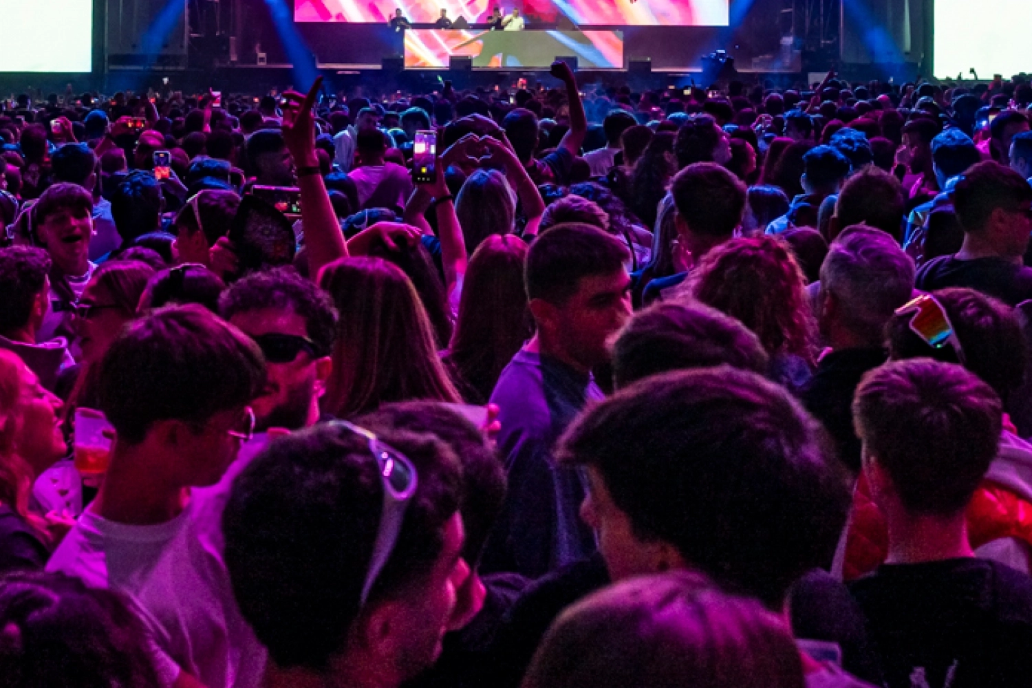 Multitud de personas disfrutando de una sesión de noche en Espacio Zity 2025, imagen promocional para el Abono Noche de Espacio Zity 2026