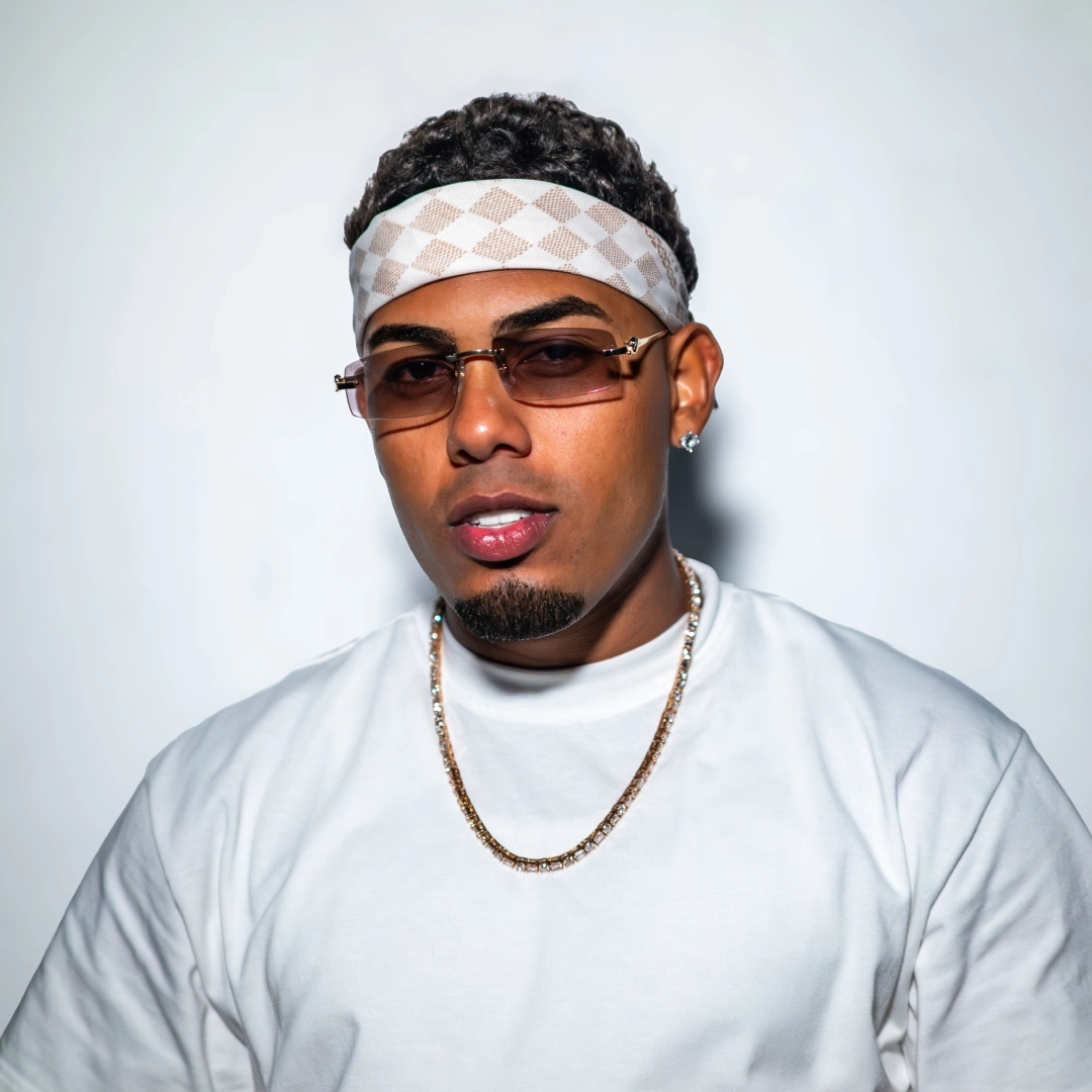 Myke Towers posando con un fondo de color blanco, imagen promocional para su concierto en Espacio Zity 2026